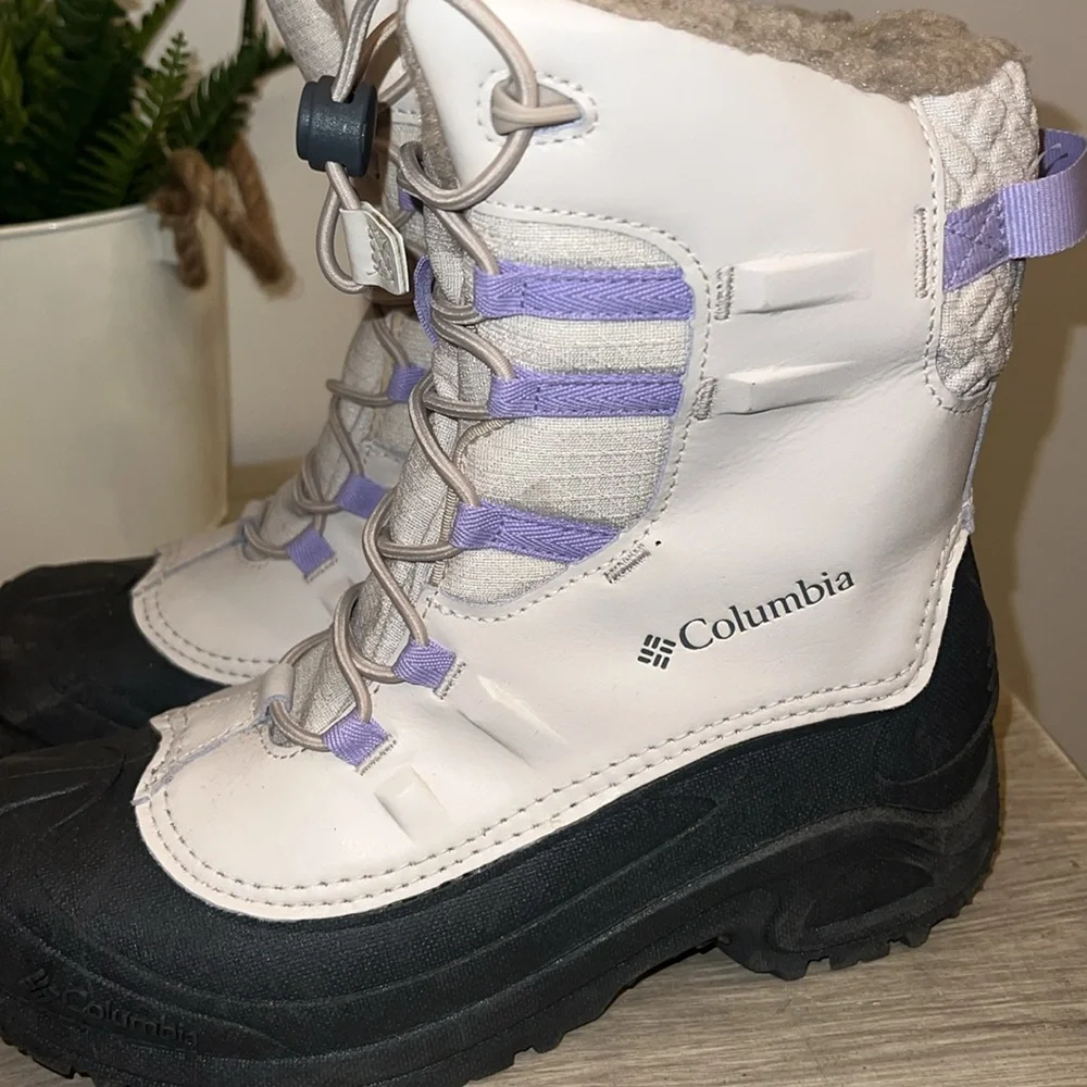 Size 6 Woman’s Columbia snow boot. Like new. Off white and lavender trim. Toggle